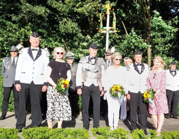 Königsteam (v.l.) Michael und Imke Peters, Schützenkönig Michael Mojen und Ehefrau Dörte, Rainer-Oliver Westphal und Katrin Peters-Westphal